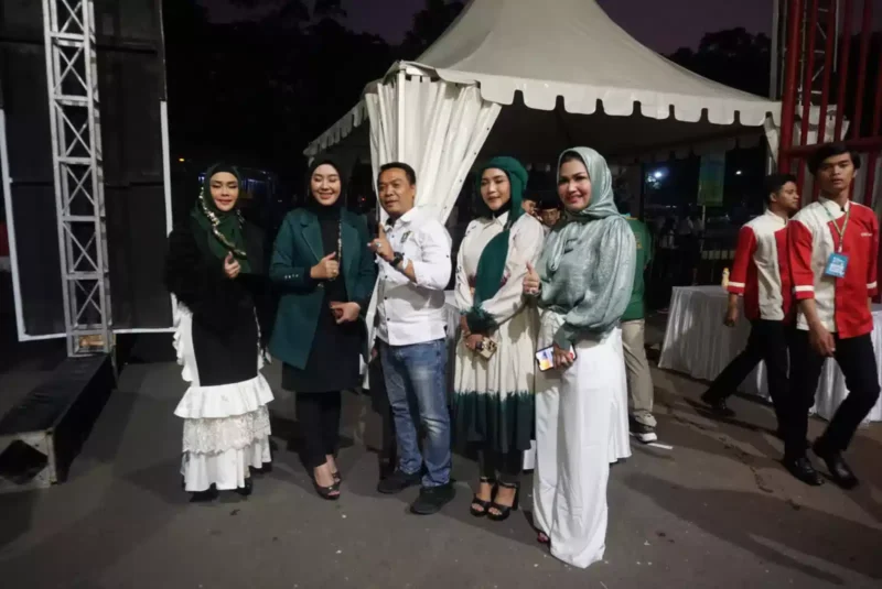 Keterangan foto : Minggu petang tanggal 23 Juli 2023 Hj.Camellia Panduwinata SE., M.Ikom atau yang akrab disapa Camel Petir turut memeriahkan puncak acara tasyakuran Hari Lahir (Harlah) Partai Kebangkitan Bangsa (PKB) ke-25 tahun dan 1 abad NU di Stadion Manahan Solo, Senin (24/7/2023)