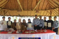 Keterangan foto : Pelaksanaan Cap 3 Jari Ijazah Paket C di Rutan Kelas I Bandung, (Selasa, 25/7/2023)