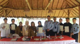 Keterangan foto : Pelaksanaan Cap 3 Jari Ijazah Paket C di Rutan Kelas I Bandung, (Selasa, 25/7/2023) 