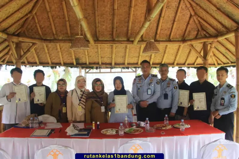 Keterangan foto : Pelaksanaan Cap 3 Jari Ijazah Paket C di Rutan Kelas I Bandung, (Selasa, 25/7/2023) 