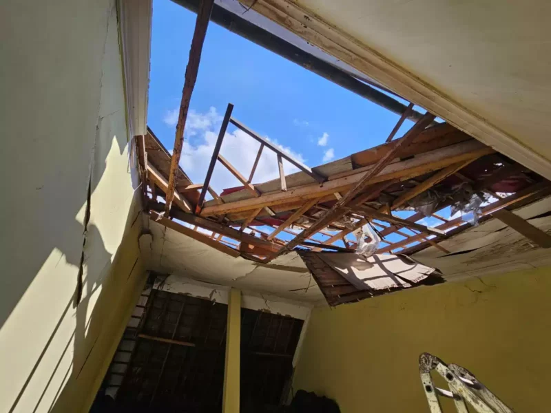 Keterangan foto : Rumah anggotanya, Yuli yang ambruk lantaran sudah dimakan usia, Senin (24/7/2023)