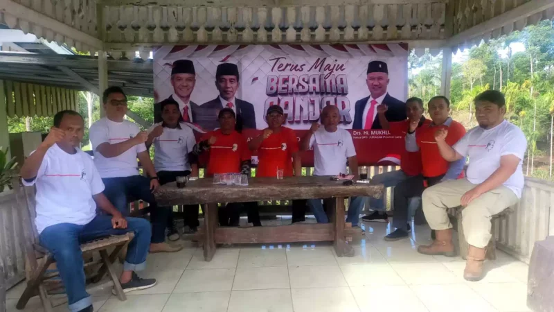 Keterangan foto : Jaringan Rakyat untuk Ganjar (Juragan) Lampung Barat meresmikan posko pemenangan bertajuk 'Berjuang Bersama' di Kelurahan Way Mengaku, Kecamatan Balik Bukit, Kabupaten Lampung Barat, Senin (24/7/2023).