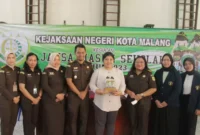 Keterangan foto : Kejaksaan Negeri Kota Malang melaksanakan program Jaksa Masuk Sekolah secara louring (offline) dengan mengangkat tema mengenai “Kenali Hukum, Jauhi Hukuman”. Kegiatan tersebut dilakukan di SMP Katolik Cor JesuMalang yang diikuti lebih dari 111 siswa-siswi, Selasa (25/7/2023)