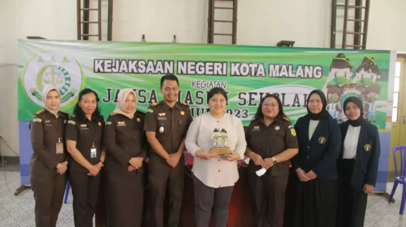 Keterangan foto : Kejaksaan Negeri Kota Malang melaksanakan program Jaksa Masuk Sekolah secara louring (offline) dengan mengangkat tema mengenai “Kenali Hukum, Jauhi Hukuman”. Kegiatan tersebut dilakukan di SMP Katolik Cor JesuMalang yang diikuti lebih dari 111 siswa-siswi, Selasa (25/7/2023)