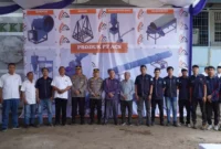 Keterangan Poto: H. Ayep Zaki melakukan pelepasan Mesin Produksi Pupuk dari perusahaan manufaktur binaannya yaitu PT Assalamah Cahaya Sakti (ACS) yang berlokasi di Lingkungan Industri Kecil (LIK), Cibatu, Cisaat, Kabupaten Sukabumi.