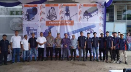 Keterangan Poto: H. Ayep Zaki melakukan pelepasan Mesin Produksi Pupuk dari perusahaan manufaktur binaannya yaitu PT Assalamah Cahaya Sakti (ACS) yang berlokasi di Lingkungan Industri Kecil (LIK), Cibatu, Cisaat, Kabupaten Sukabumi.