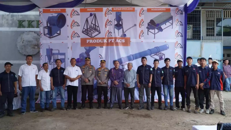 Keterangan Poto: H. Ayep Zaki melakukan pelepasan Mesin Produksi Pupuk dari perusahaan manufaktur binaannya yaitu PT Assalamah Cahaya Sakti (ACS) yang berlokasi di Lingkungan Industri Kecil (LIK), Cibatu, Cisaat, Kabupaten Sukabumi.