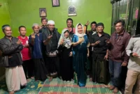 Keterangan foto : Camellia Panduwinata atau yang lebih dikenal dengan Teh Camel mengadakan pertemuan dengan warga di Desa Selajambe, Cianjur, Jawa Barat pada Rabu (28/7)