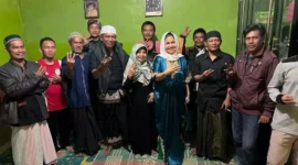 Keterangan foto : Camellia Panduwinata atau yang lebih dikenal dengan Teh Camel mengadakan pertemuan dengan warga di Desa Selajambe, Cianjur, Jawa Barat pada Rabu (28/7)