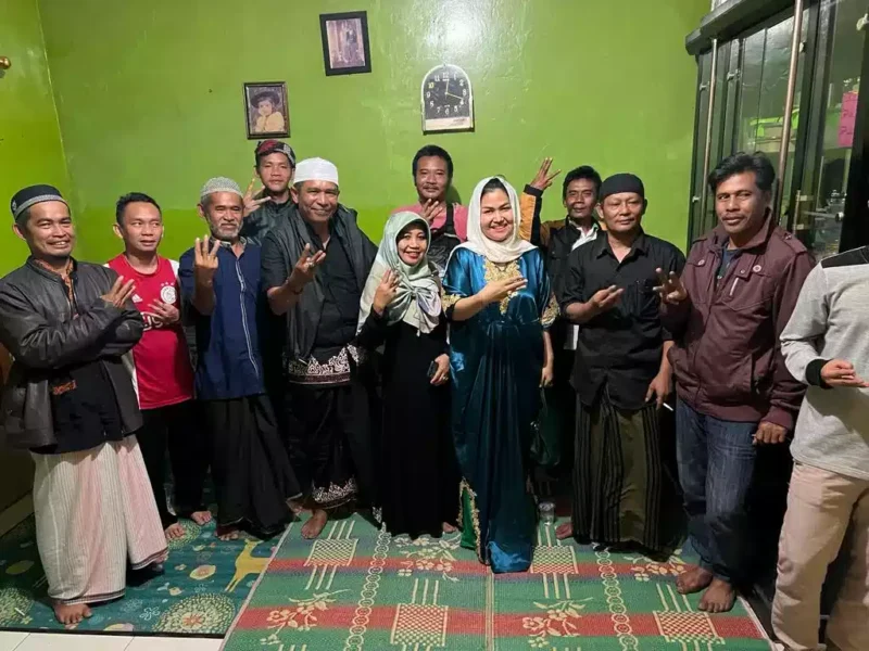 Keterangan foto : Camellia Panduwinata atau yang lebih dikenal dengan Teh Camel mengadakan pertemuan dengan warga di Desa Selajambe, Cianjur, Jawa Barat pada Rabu (28/7)