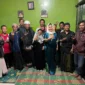 Keterangan foto : Camellia Panduwinata atau yang lebih dikenal dengan Teh Camel mengadakan pertemuan dengan warga di Desa Selajambe, Cianjur, Jawa Barat pada Rabu (28/7)
