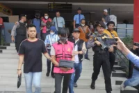 Keterangan foto : Diduga menghalang-halangi penyidikan dugaan kasus korupsi dana Bantuan Operasional Kesehatan (BOK) tiga tersangka berinisial BSS, Senin (31/7/2023)