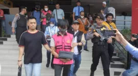 Keterangan foto : Diduga menghalang-halangi penyidikan dugaan kasus korupsi dana Bantuan Operasional Kesehatan (BOK) tiga tersangka berinisial BSS, Senin (31/7/2023)