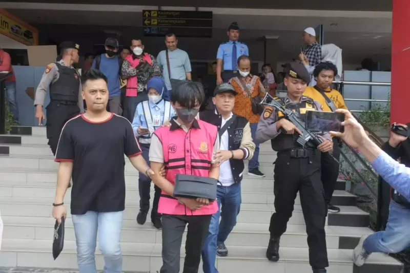 Keterangan foto : Diduga menghalang-halangi penyidikan dugaan kasus korupsi dana Bantuan Operasional Kesehatan (BOK) tiga tersangka berinisial BSS, Senin (31/7/2023)