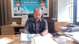 Keterangan poto : Kepala Dinas PUPR Kab Lebak, Irva Suyatupika, ST.,MT, Saat di Temuai di Ruang Kerjanya pada 10/7/2023
