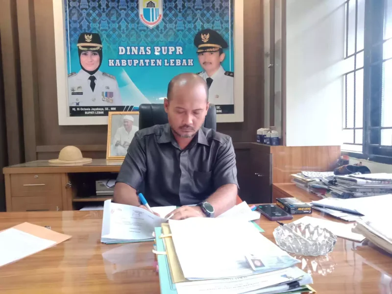 Keterangan poto : Kepala Dinas PUPR Kab Lebak, Irva Suyatupika, ST.,MT, Saat di Temuai di Ruang Kerjanya pada 10/7/2023