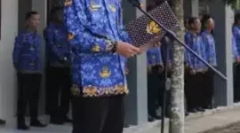 Keterangan poto : Kepsek SMKN 2 Rangkasbitung, saat Pimpin Upacara dan Membuka Acara MPLS Bagi Peserta Didik Baru pada 17/7/2023