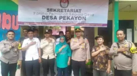 Foto; Kunjungan Kapolsek Mauk Dan Personil ke sekretariat Panitia Pilkades di Darkum Mauk. Jum'at (7/7).