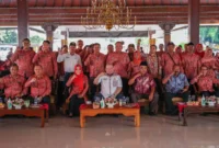Foto: Ketua DPD RI, AA LaNyalla Mahmud Mattalitti bersama Ketua Asosiasi Kepala Desa Kabupaten Mojokerto, Agus Suprayitno didampingi Bupati Mojokerto, Ikfina Fahmawati, Kamis (6/7/2023).