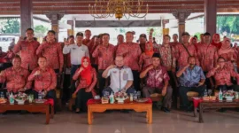 Foto: Ketua DPD RI, AA LaNyalla Mahmud Mattalitti bersama Ketua Asosiasi Kepala Desa Kabupaten Mojokerto, Agus Suprayitno didampingi Bupati Mojokerto, Ikfina Fahmawati, Kamis (6/7/2023).