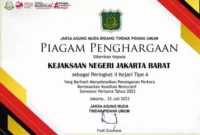 Keterangan foto : Jaksa Agung Muda Pidana Umum (Jampidum) Kejaksaan Agung Fadil Zumhana Harahap mengapresiasi dengan memberikan piagam penghargaan kepada Kejaksaan Negeri (Kejari) Jakarta Barat, Kamis (24/8/2023)