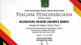 Keterangan foto : Jaksa Agung Muda Pidana Umum (Jampidum) Kejaksaan Agung Fadil Zumhana Harahap mengapresiasi dengan memberikan piagam penghargaan kepada Kejaksaan Negeri (Kejari) Jakarta Barat, Kamis (24/8/2023)