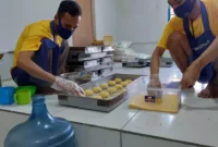 Keterangan foto : Warga Binaan Lapas Bekasi sudah bisa memproduksi lebih dari 500 pcs roti per harinya, Senin (1/8/2023)