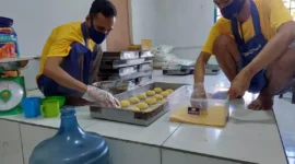 Keterangan foto : Warga Binaan Lapas Bekasi sudah bisa memproduksi lebih dari 500 pcs roti per harinya, Senin (1/8/2023)