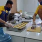 Keterangan foto : Warga Binaan Lapas Bekasi sudah bisa memproduksi lebih dari 500 pcs roti per harinya, Senin (1/8/2023)