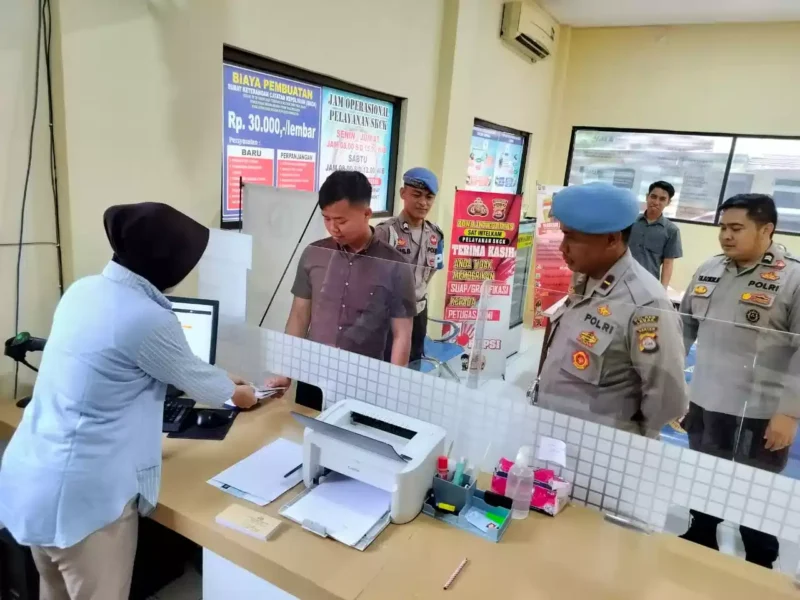 Keterangan foto : Propam Polres Lebak Laksanakan Pengecekan Pelayanan SKCK Sesuai SOP, (Rabu, 2/8/2023) 