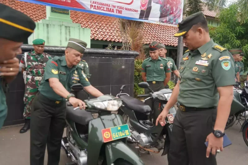 Keterangan foto : Kasrem Cek Kendaraan Dinas Personel Korem 064/MY, (Rabu, 2/8/2023) 