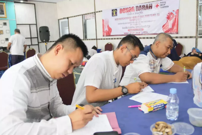 Keterangan foto : Petugas Lapas Cirebon Berpartisipasi dalam Donor darah peringati HUT Kemenkumham ke -78, (Rabu, 2/8/2023) 