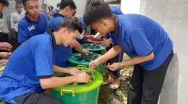 Keterangan foto : Warga Binaan Lapas Kelas IIA Bogor Budidaya Ikan Lele dalam Ember, (Kamis, 3/8/2023) 