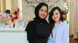 Keterangan foto : Camellia Panduwinata atau yang lebih populer dengan nama Camel Petir memberikan waktu dan budget khusus untuk melakukan perawatan wajah demi menunjang penampilannya, Kamis (4/8/2023)