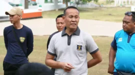 Keterangan foto : Lapas Cirebon dan UPT Kemenkumham se-Ciayumajakuning Bersih-Bersih Taman Makam Pahlawan Kesenden, (Jum'at, 4/8/2023) 