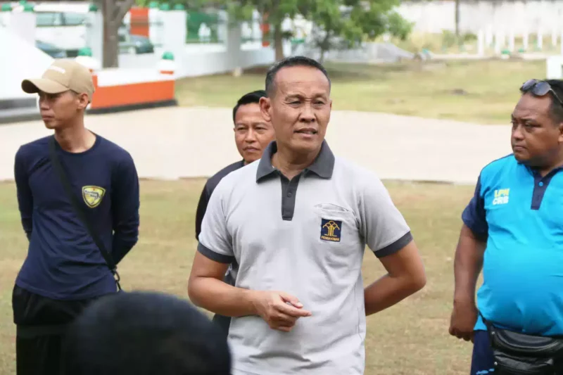 Keterangan foto : Lapas Cirebon dan UPT Kemenkumham se-Ciayumajakuning Bersih-Bersih Taman Makam Pahlawan Kesenden, (Jum'at, 4/8/2023) 