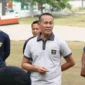 Keterangan foto : Lapas Cirebon dan UPT Kemenkumham se-Ciayumajakuning Bersih-Bersih Taman Makam Pahlawan Kesenden, (Jum'at, 4/8/2023) 