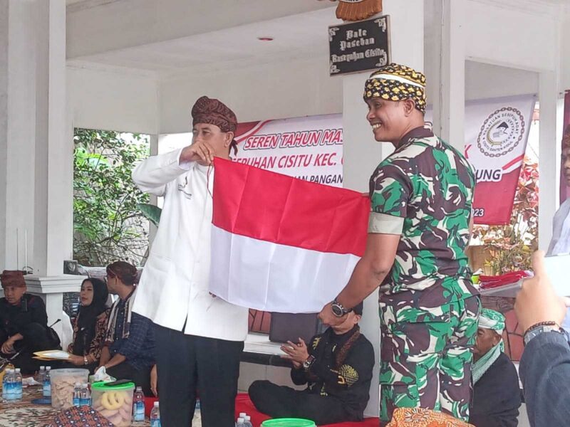 Keterangan foto : Dandim 0603/Lebak hadiri Puncak Acara Adat Seren Tahun Kasepuhan Cisitu Ds. Situmulya Kec. Cibeber tahun 2023, Minggu (6/8/2023)