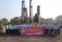 Keterangan foto : Kepala Lembaga Pemasyarakatan Kelas IIA Bekasi, Muhamad Susanni, beserta jajaran dan Petugas Kantor Imigrasi Kota Bekasi melaksanakan upacara tabur bunga di Taman Makam Pahlawan (TMP) Bulak Kapal, Rabu (9/8/2023)