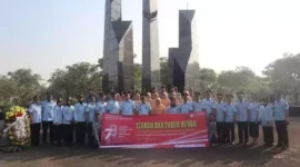 Keterangan foto : Kepala Lembaga Pemasyarakatan Kelas IIA Bekasi, Muhamad Susanni, beserta jajaran dan Petugas Kantor Imigrasi Kota Bekasi melaksanakan upacara tabur bunga di Taman Makam Pahlawan (TMP) Bulak Kapal, Rabu (9/8/2023)