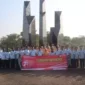 Keterangan foto : Kepala Lembaga Pemasyarakatan Kelas IIA Bekasi, Muhamad Susanni, beserta jajaran dan Petugas Kantor Imigrasi Kota Bekasi melaksanakan upacara tabur bunga di Taman Makam Pahlawan (TMP) Bulak Kapal, Rabu (9/8/2023)