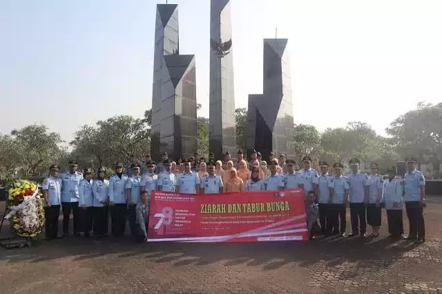 Kalapas Bekasi Tabur Bunga dan Ziarah di TMP Bulak Kapal I Teras Media