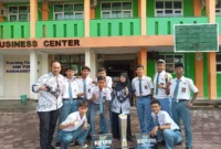 Keterangan poto : Team Futsal SMK PGRI Rangkasbitung bersama Guru Pembingbing saat di sambut oleh Kepala SMK PGRI Dini Hipdianai, pada 7/8/2023