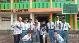 Keterangan poto : Team Futsal SMK PGRI Rangkasbitung bersama Guru Pembingbing saat di sambut oleh Kepala SMK PGRI Dini Hipdianai, pada 7/8/2023
