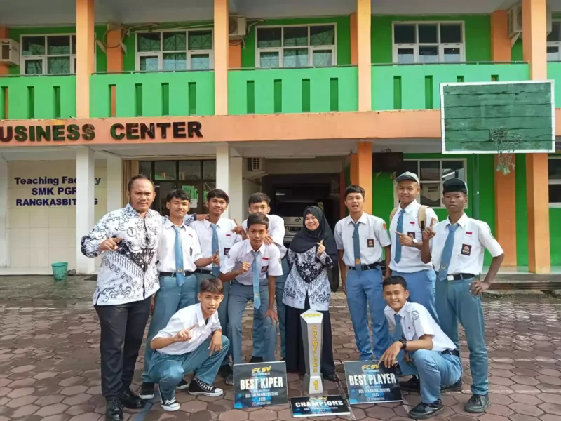 Keterangan poto : Team Futsal SMK PGRI Rangkasbitung bersama Guru Pembingbing saat di sambut oleh Kepala SMK PGRI Dini Hipdianai, pada 7/8/2023