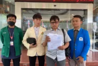 Keterangan foto : Aliansi Badan Eksekutif Mahasiswa (BEM) Seluruh Indonesia menyerahkan risalah dan rekomendasi hasil diskusi bedah kasus penyalahgunaan wewenang dalam ekspor CPO atau minyak sawit mentah ke Jaksa Pidana Umum Tindak Pidana Khusus (Jampidsus) Kejaksaan Agung (Kejagung), Rabu (9/8/2023)