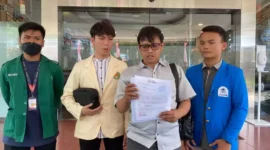 Keterangan foto : Aliansi Badan Eksekutif Mahasiswa (BEM) Seluruh Indonesia menyerahkan risalah dan rekomendasi hasil diskusi bedah kasus penyalahgunaan wewenang dalam ekspor CPO atau minyak sawit mentah ke Jaksa Pidana Umum Tindak Pidana Khusus (Jampidsus) Kejaksaan Agung (Kejagung), Rabu (9/8/2023)