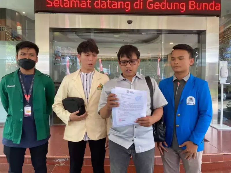 Keterangan foto : Aliansi Badan Eksekutif Mahasiswa (BEM) Seluruh Indonesia menyerahkan risalah dan rekomendasi hasil diskusi bedah kasus penyalahgunaan wewenang dalam ekspor CPO atau minyak sawit mentah ke Jaksa Pidana Umum Tindak Pidana Khusus (Jampidsus) Kejaksaan Agung (Kejagung), Rabu (9/8/2023)