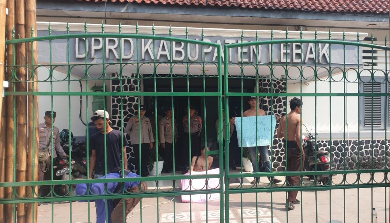 Memanas, Aksi Unjuk Rasa Pemuda KEPAL di Gedung DPRD Lebak I Teras Media