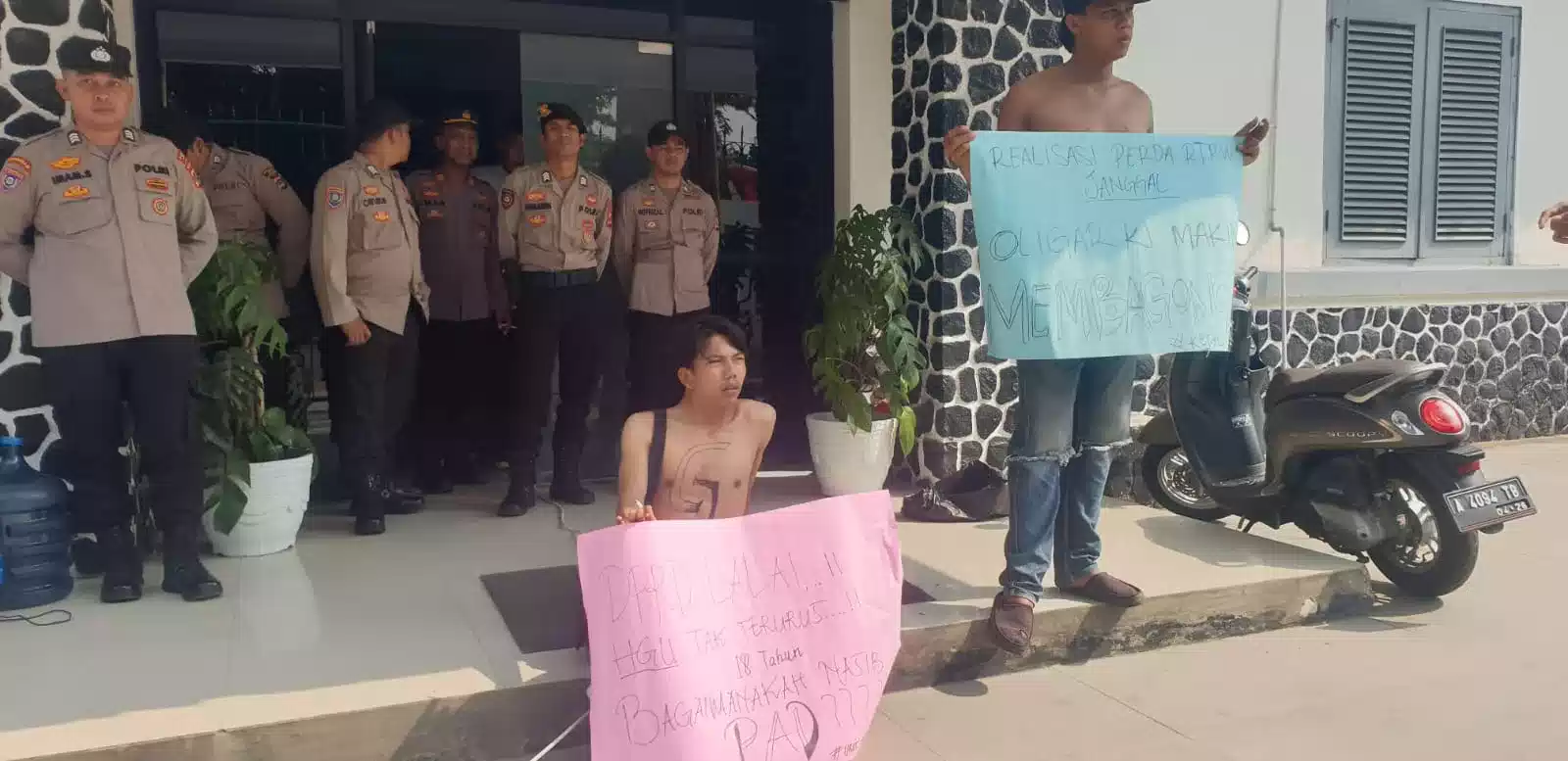 Memanas, Aksi Unjuk Rasa Pemuda KEPAL di Gedung DPRD Lebak I Teras Media